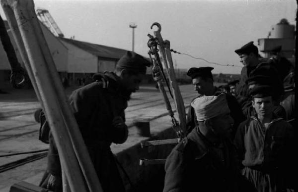 Casablanca. Imbarco di soldati italiani, ex prigionieri, sul cacciatorpediniere Duca degli Abruzzi diretto a Napoli