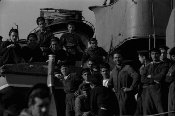 Casablanca. Cacciatorpediniere Duca degli Abruzzi diretto a Napoli. Gruppo di marinai