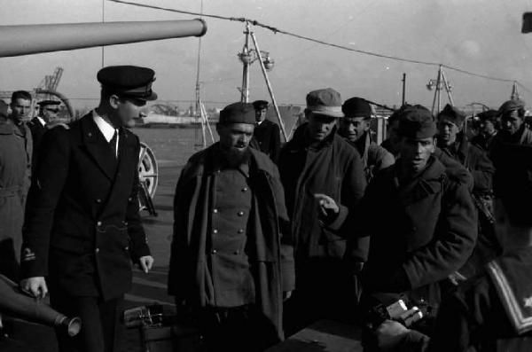 Casablanca. Imbarco di soldati italiani, ex prigionieri, sul cacciatorpediniere Duca degli Abruzzi diretto a Napoli