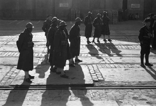 Casablanca. Imbarco di soldati italiani, ex prigionieri, sul cacciatorpediniere Duca degli Abruzzi diretto a Napoli. Soldati sulla banchina del porto