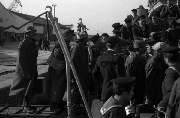 Casablanca. Imbarco di soldati italiani, ex prigionieri, sul cacciatorpediniere Duca degli Abruzzi diretto a Napoli