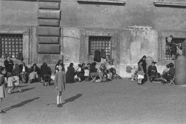 Roma. Piazza del Quirinale. Bambini accanto al palazzo