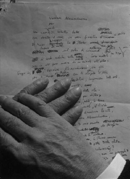 Milano. Le mani di Salvatore Quasimodo posate su di un manoscritto autografo