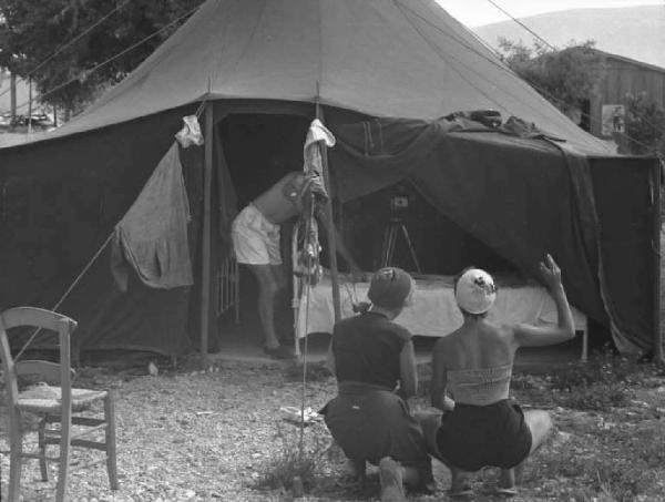 Cefalonia - Giovanni donne in posa per una fotografia davanti a una tenda da campo