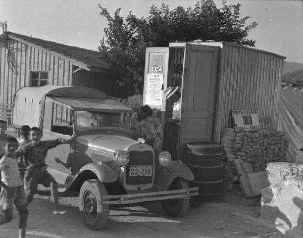 Cefalonia - Camionetta al rifornimento di benzina