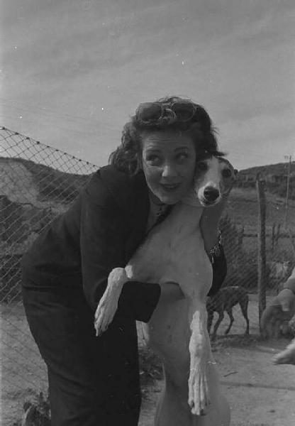 Lazio - Campagna - Ritratto femminile: Alida Valli (pseudonimo di Alida Maria Altenburger von Marckenstein und Frauenberg), attrice, con un cane levriero