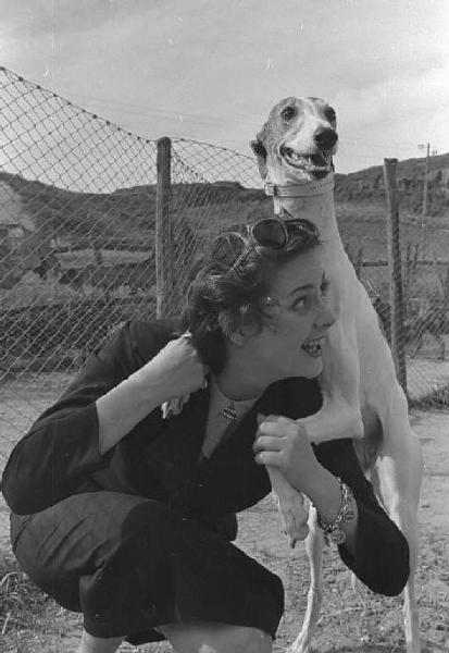 Lazio - Campagna - Ritratto femminile: Alida Valli (pseudonimo di Alida Maria Altenburger von Marckenstein und Frauenberg), attrice, con un cane levriero sulle spalle