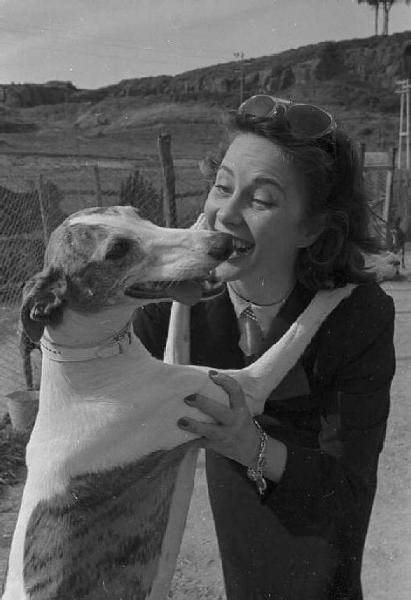 Lazio - Campagna - Ritratto femminile: Alida Valli (pseudonimo di Alida Maria Altenburger von Marckenstein und Frauenberg), attrice, con un cane levriero