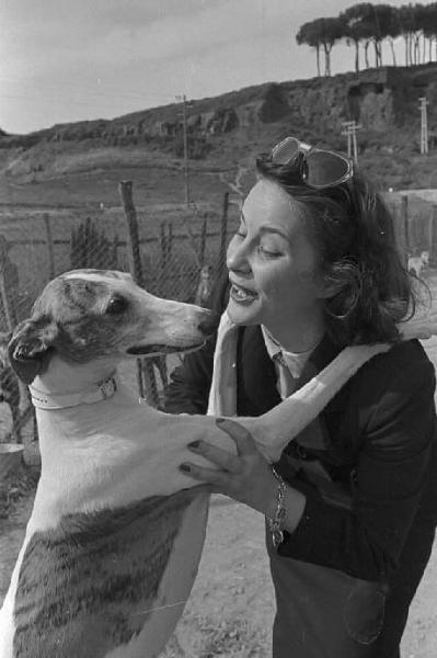 Lazio - Campagna - Ritratto femminile: Alida Valli (pseudonimo di Alida Maria Altenburger von Marckenstein und Frauenberg), attrice, con un cane levriero