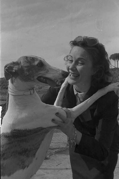 Lazio - Campagna - Ritratto femminile: Alida Valli (pseudonimo di Alida Maria Altenburger von Marckenstein und Frauenberg), attrice, con un cane levriero