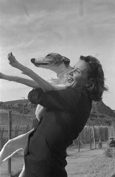 Lazio - Campagna - Ritratto femminile: Alida Valli (pseudonimo di Alida Maria Altenburger von Marckenstein und Frauenberg), attrice, con un cane levriero in braccio