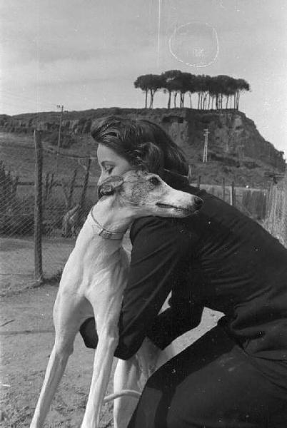 Lazio - Campagna - Ritratto femminile: Alida Valli (pseudonimo di Alida Maria Altenburger von Marckenstein und Frauenberg), attrice, con un cane levriero