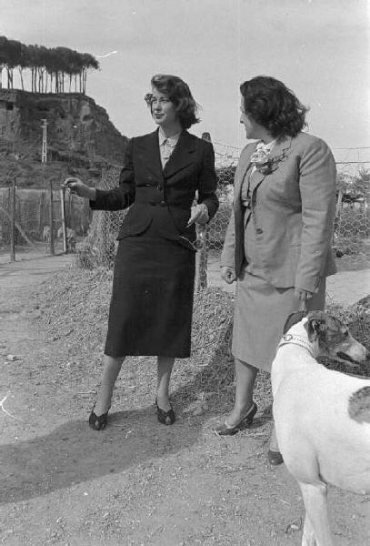 Lazio - Campagna - Ritratto femminile: Alida Valli (pseudonimo di Alida Maria Altenburger von Marckenstein und Frauenberg), attrice, con una donna e un cane levriero