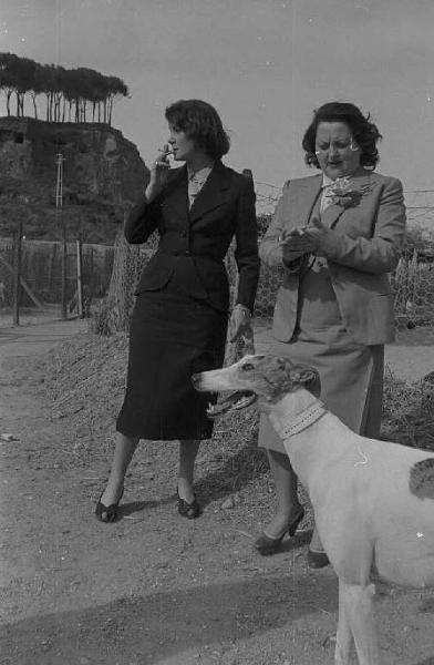 Lazio - Campagna - Ritratto femminile: Alida Valli (pseudonimo di Alida Maria Altenburger von Marckenstein und Frauenberg), attrice, con una donna e un cane levriero