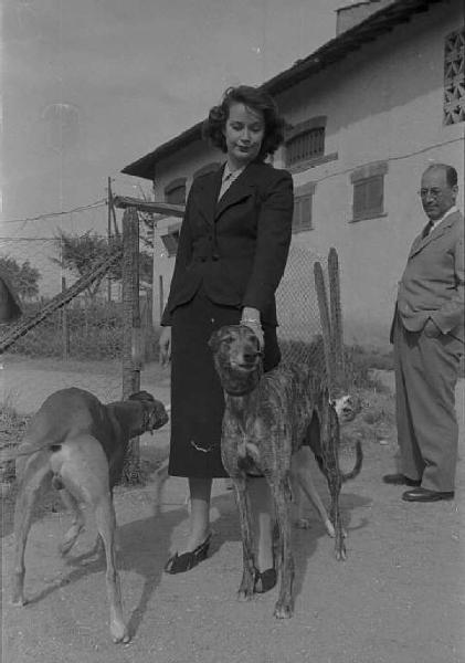 Lazio - Campagna - Ritratto femminile: Alida Valli (pseudonimo di Alida Maria Altenburger von Marckenstein und Frauenberg), attrice, con cani levriero e un uomo