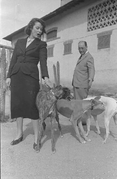 Lazio - Campagna - Ritratto femminile: Alida Valli (pseudonimo di Alida Maria Altenburger von Marckenstein und Frauenberg), attrice, con cani levriero e un uomo