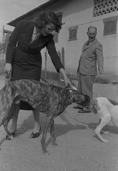 Lazio - Campagna - Ritratto femminile: Alida Valli (pseudonimo di Alida Maria Altenburger von Marckenstein und Frauenberg), attrice, con cani levriero e un uomo