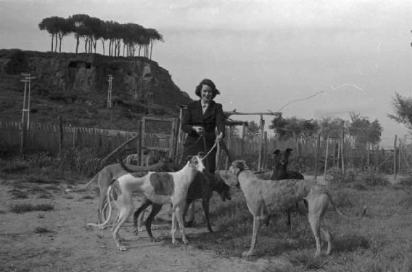 Lazio - Campagna - Ritratto femminile: Alida Valli (pseudonimo di Alida Maria Altenburger von Marckenstein und Frauenberg), attrice, con cani levriero