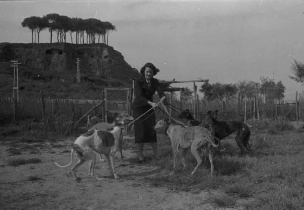 Lazio - Campagna - Ritratto femminile: Alida Valli (pseudonimo di Alida Maria Altenburger von Marckenstein und Frauenberg), attrice, con cani levriero