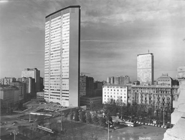 Milano. Veduta di Piazza Duca D'Aosta con il Grattacielo Pirelli e l'Albergo Gallia. Sullo sfondo è visibile il grattacielo Galfa.