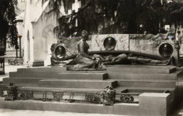 Scultura - Monumento sepolcrale - Edicola Famiglia Izar - Ferdinando Bialetti - Milano - Cimitero Monumentale