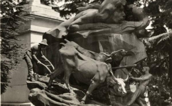 Scultura - Monumento sepolcrale - Edicola Famiglia Besenzanica - Enrico Butti - Milano - Cimitero Monumentale