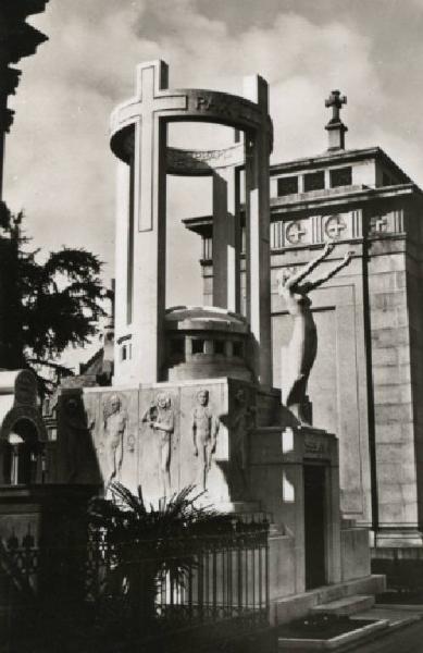 Scultura - Monumento sepolcrale - Edicola Famiglia Sesana - Ambrogio Bolgiani - Francesco Garavaglia - Milano - Cimitero Monumentale