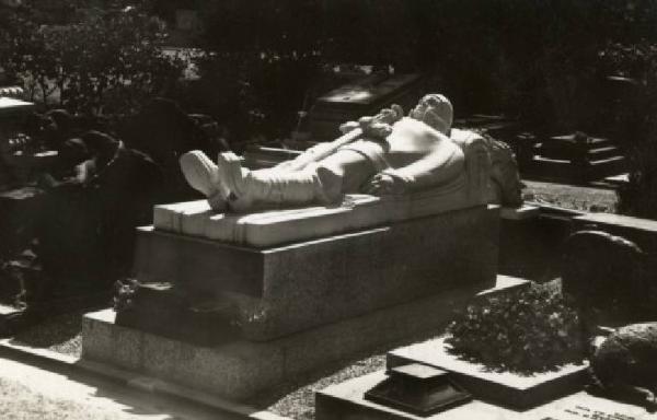 Scultura - Monumento sepolcrale - Monumento alla Medaglia d'Oro Carlo Bazzi - Armando Violi - Milano - Cimitero Monumentale