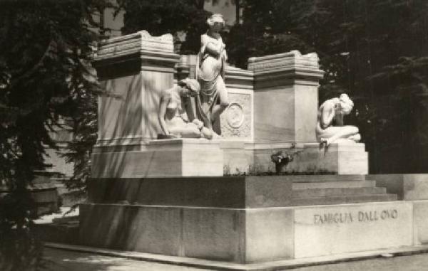 Scultura - Monumento sepolcrale - Edicola Famiglia Dall'Ovo - Luigi Secchi - Milano - Cimitero Monumentale