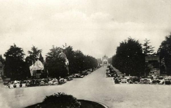 Milano - Cimitero Monumentale - Viale principale - L'Emiciclo e sullo sfondo l'Ossario