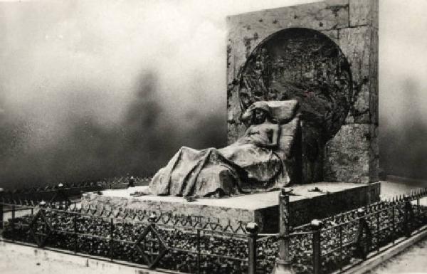 Scultura - Monumento sepolcrale - Edicola Isabella Casati - Enrico Butti - Milano - Cimitero Monumentale