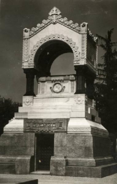 Scultura - Monumento sepolcrale - Edicola Bandelli - Gaetano Moretti - Milano - Cimitero Monumentale