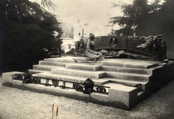 Scultura - Monumento sepolcrale - Edicola Famiglia Izar - Ferdinando Bialetti - Milano - Cimitero Monumentale