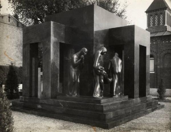 Scultura - Monumento sepolcrale - Edicola Fenzi - Carlo Bonomi - Milano - Cimitero Monumentale