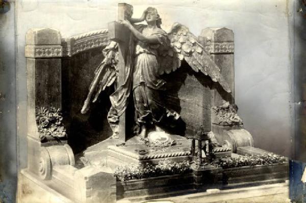 Scultura - Monumento sepolcrale - Monumento Famiglia Corba - Eugenio Bellosio - Milano - Cimitero Monumentale