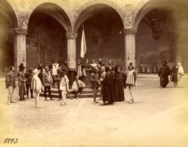 Firenze - Museo Nazionale del Bargello - Cortile - Persone in costume del XIII secolo