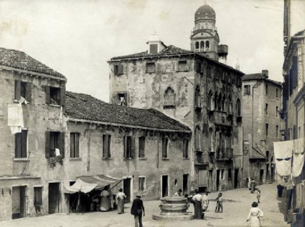 Venezia - Campo dei Mori - Passanti