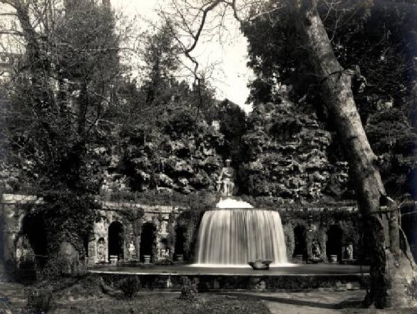 Tivoli - Villa d'Este - Fontana di Tivoli o dell'Ovato