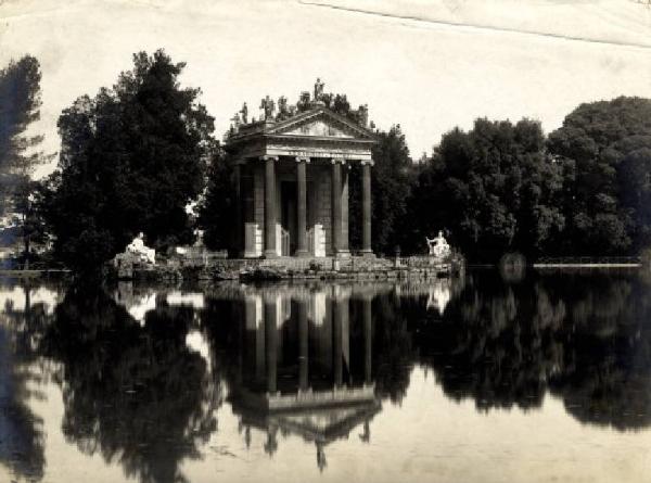 Roma - Villa Borghese - Giardino del Lago - Tempio di Esculapio