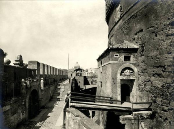 Roma - Castel S. Angelo - Ponte levatoio e Porta Paolo III.