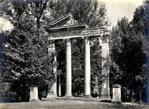 Roma - Villa Borghese - Tempio di Antonino e Faustina