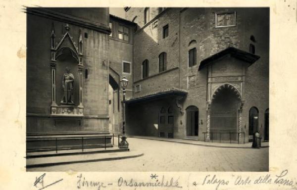 Firenze - Chiesa di Orsanmichele - Tabernacolo dell'arte dei Corazzai - Statua di San Giorgio - Donatello