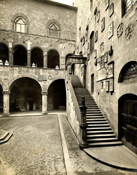 Firenze - Palazzo del Podestà o del Bargello - Cortile