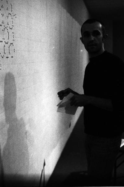 Ritratto maschile - Alighiero Boetti artista al lavoro nel suo studio