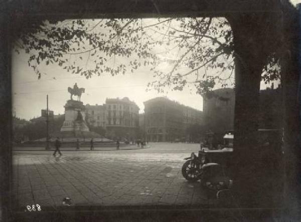 Milano - Largo Cairoli - Monumento a Garibaldi