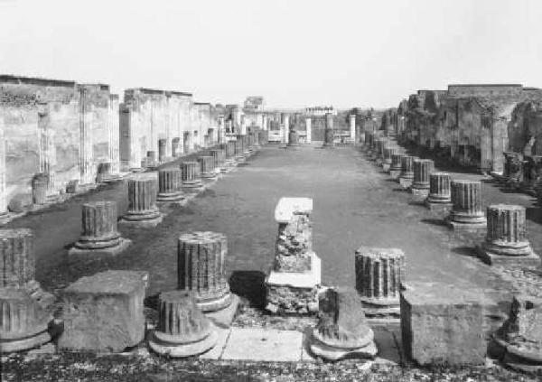 Sito archeologico - Pompei - Basilica - Peristilio