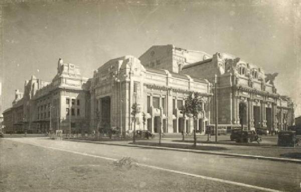 Milano - Stazione Centrale - Facciata e lato ovest