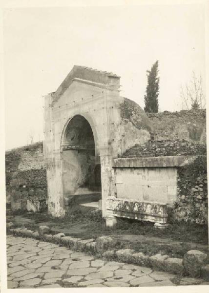 Sito archeologico - Pompei - Via delle tombe - Edicola funeraria