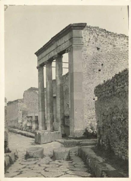 Sito archeologico - Pompei - Foro triangolare - Propilei