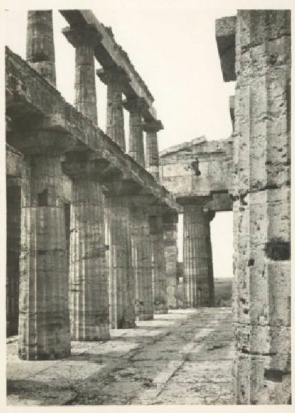 Sito archeologico - Paestum - Tempio di Poseidone - Peristilio